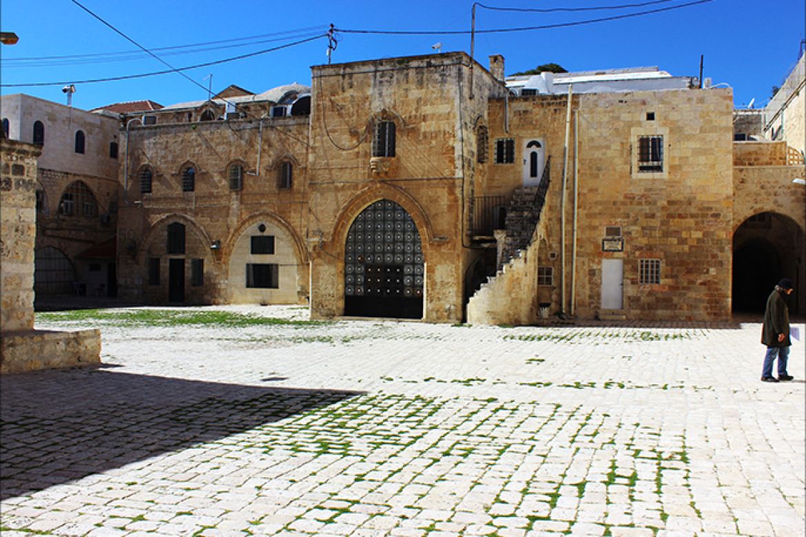 صورة أخرى للحي الأرمني من الداخل، ويظهر الفناء الواسع للحي الذي تمنع سلطات الاحتلال البناء بتاتا.