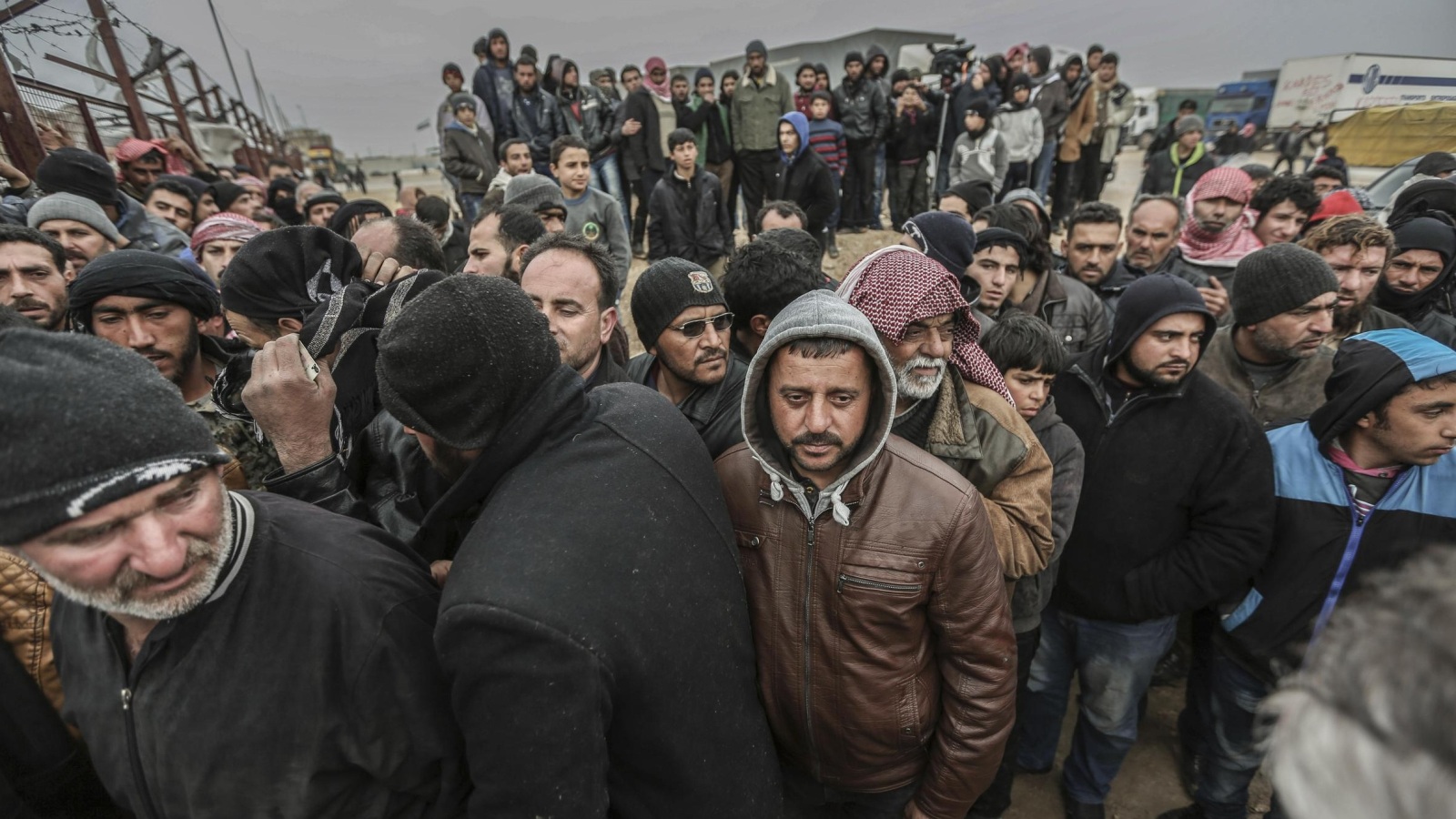 ‪سوريون يتزاحمون على بوابة باب السلامة الحدودية مع تركيا‬ سوريون يتزاحمون على بوابة باب السلامة الحدودية مع تركيا (رويترز)