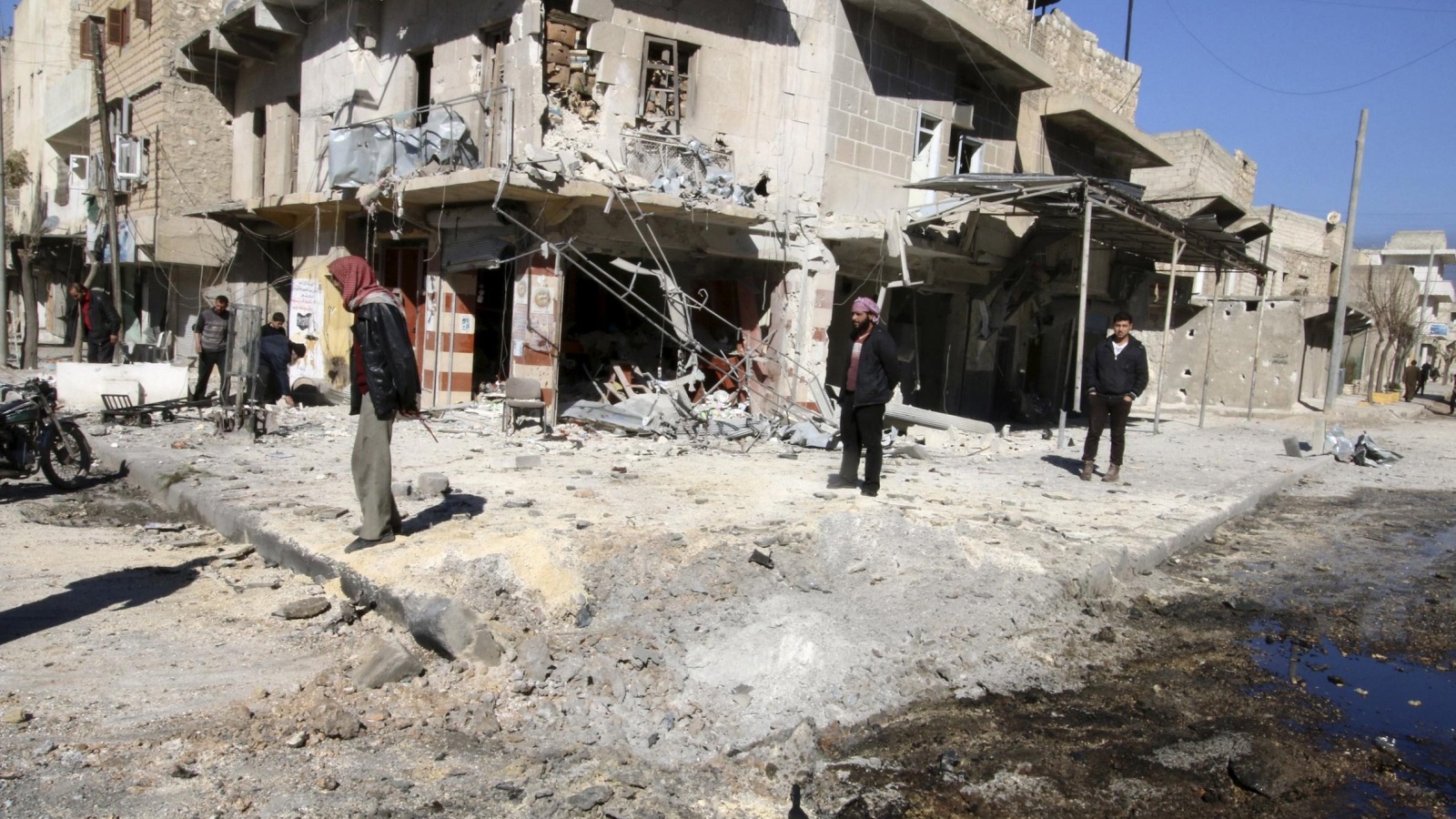 ‪سكان حي الشعار يعاينون الأضرار عقب غارة جوية استهدفت حلب‬ (رويترز)