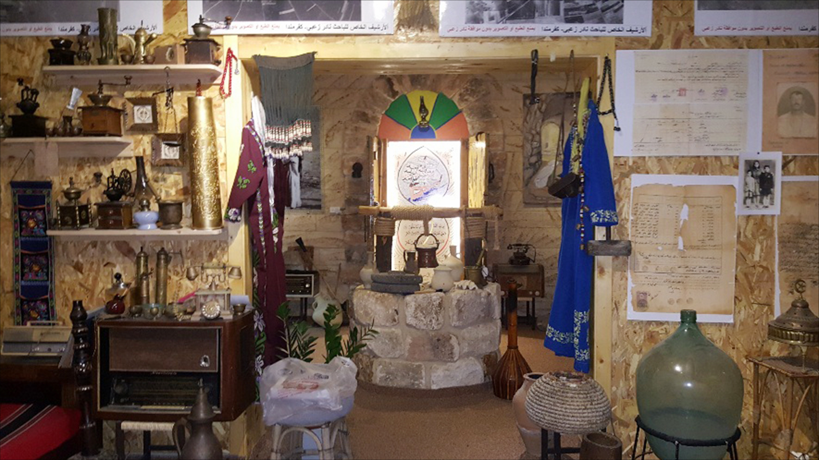 جانب من الموجودات النادرة والغنية بالدلالات التي يعج بها متحف المعلم نادر زعبي في كفرمندا داخل أراضي الـ 48(الجزيرة)