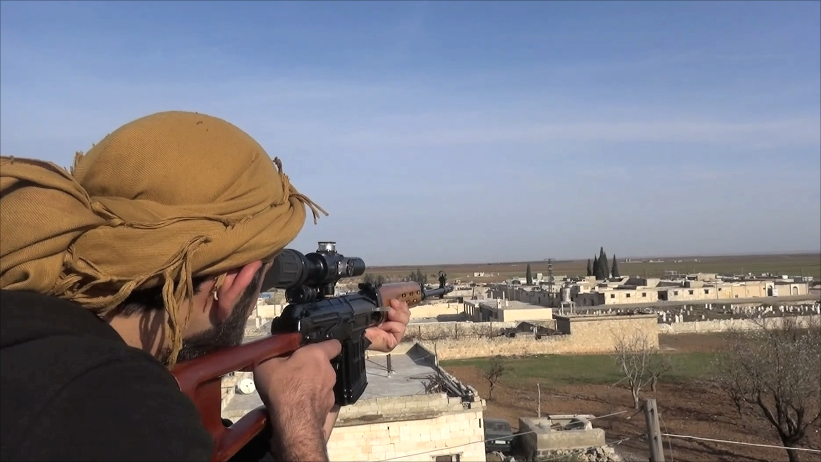 أحد مقاتلي المعارضة يرابط على إحدى الجبهات لصد هجوم قوات سوريا الديمقراطية (الجزيرة)