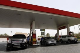 Cars queue for petrol at an Eppco fuel station in Dubai, May 12, 2012. Emiratis' love of cheap gasoline has caused a fissure in the UAE establishment, setting a top government body, nervous of Arab Spring unrest, against national oil companies fighting to stem losses from producing underpriced fuel for the home market. Picture taken May 12, 2012. To match EMIRATES-PETROL/ REUTERS/Jumana El Heloueh (UNITED ARAB EMIRATES - Tags: BUSINESS ENERGY)