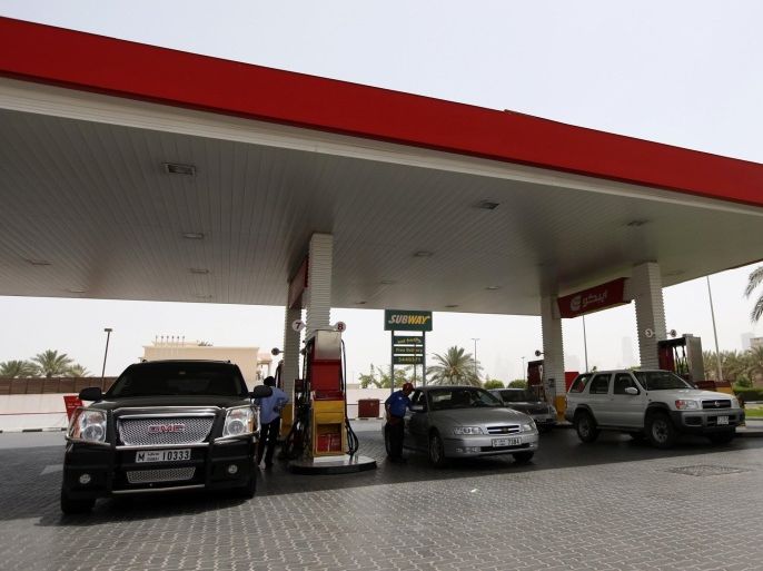 Cars queue for petrol at an Eppco fuel station in Dubai, May 12, 2012. Emiratis' love of cheap gasoline has caused a fissure in the UAE establishment, setting a top government body, nervous of Arab Spring unrest, against national oil companies fighting to stem losses from producing underpriced fuel for the home market. Picture taken May 12, 2012. To match EMIRATES-PETROL/ REUTERS/Jumana El Heloueh (UNITED ARAB EMIRATES - Tags: BUSINESS ENERGY)