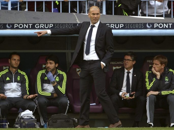 Real Madrid's coach, Zinedine Zidane, reacts during his team's Primera Division Liga match held against Malaga at the Rosaleda stadium in Malaga, Spain, on 21 February 2016.