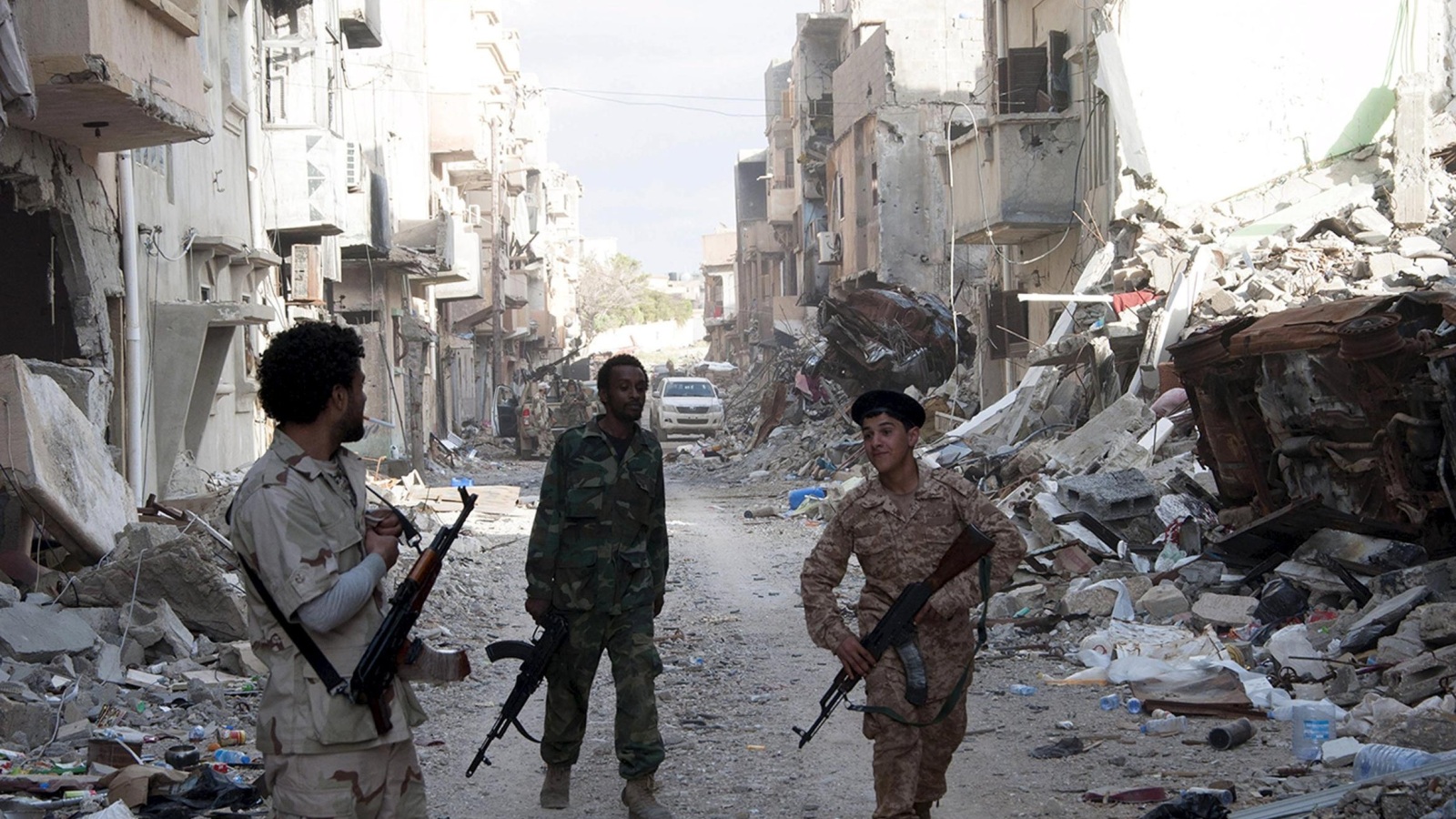 جانب من الدمار الذي حل بأحد أحياء بنغازي جراء استهدافه من القوات التابعة لحفتر (رويترز