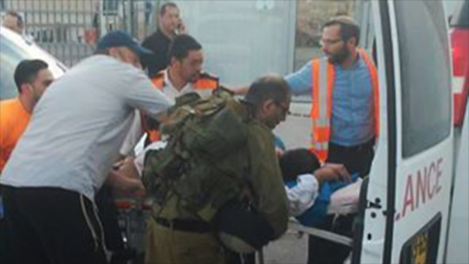 ‪‬ صورة من موقع عملية طعن أدت إلى إصابة مستوطنين اثنين شمال القدس المحتلة(ناشطون)