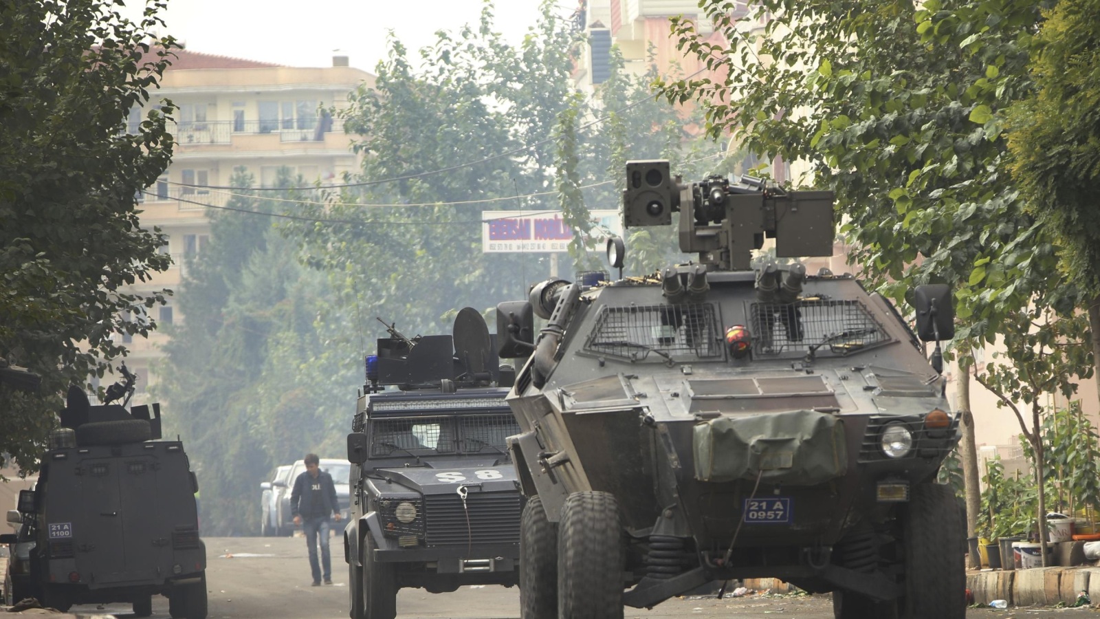 ‪قوات أمنية تركية في ديار بكر أثناء العملية العسكرية التي أطلقتها أنقرة منذ ديسمبر/كانون الثاني الماضي‬ (أسوشيتد برس-أرشيف)