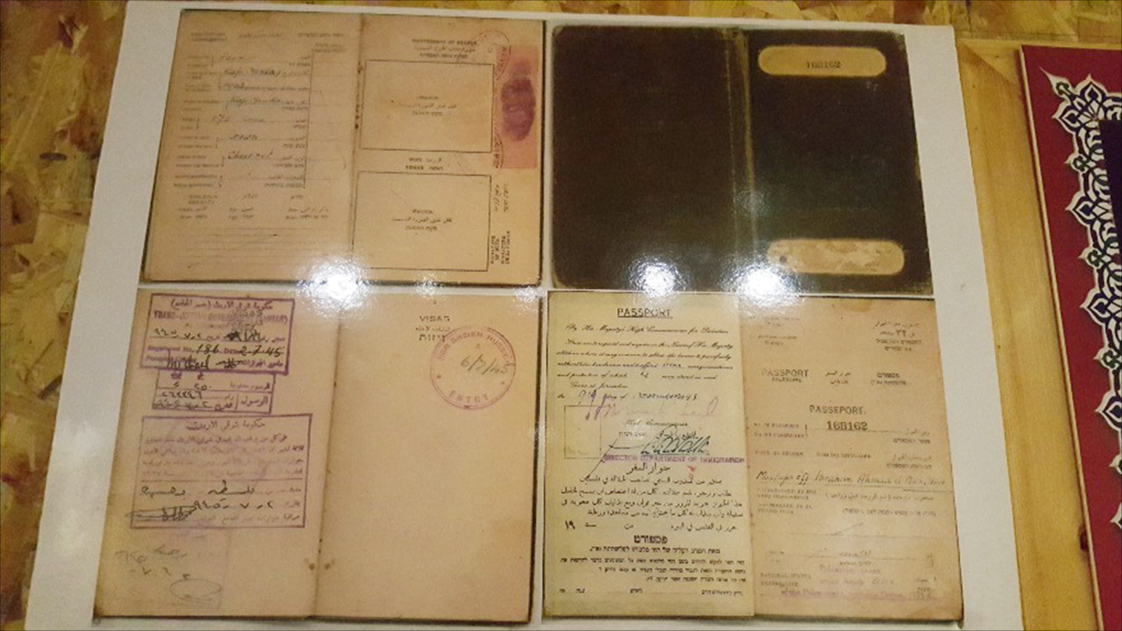 متحف رغبي يعج بوثائق تؤرخ لحياة الفلسطينيين يعود بعضها لمطلع القرن العشرين(الجزيرة)