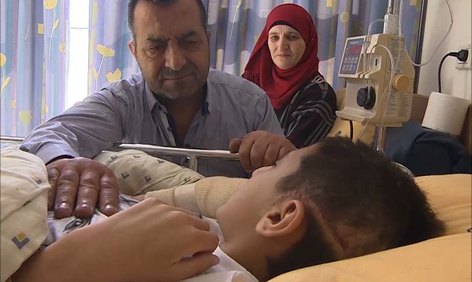 معاناة طفل فلسطيني أصابته قوات الاحتلال في رأسه