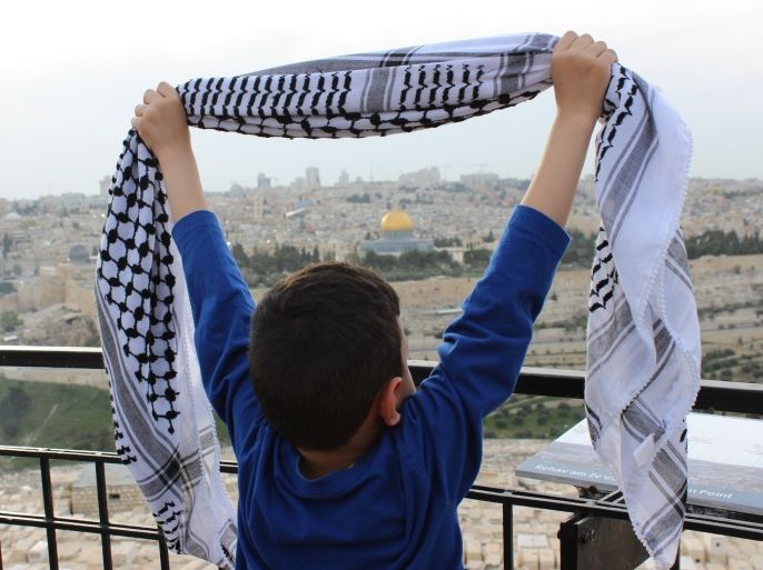 11-طفل مقدسي يحمل الكوفية الفلسطينية في مطلة جبل الزيتون المطلة على القدس القديمة وسور القدس والمسجد الأقصى المبارك.