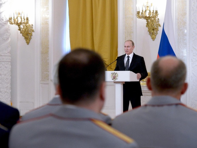 بوتين يلقي كلمة أثناء حفل تكريم العسكريين الروس الذين شاركوا في التدخل بسوريا (الأوروبية)