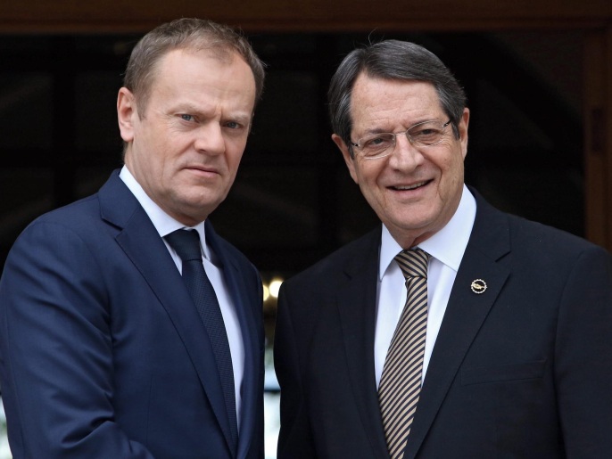 الرئيس القبرصي (يمين) مع رئيس المجلس الأوروبي (الأوروبية)