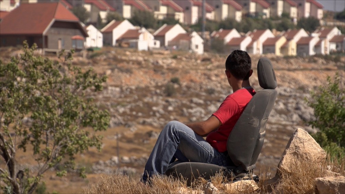 فلسطين تحت المجهر -  شاب فلسطيني على مشارف مستوطنة إسرائيلية
