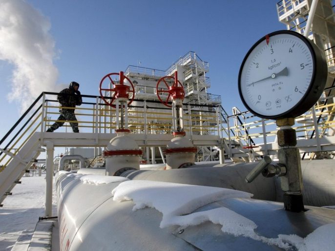 (FILE) A file photo dated 21 February 2007 showing a general view of Yuganskneftegaz pumping station in Priobskoe oilfield some 200 km from Nefteyugansk, Russia. Russian oil production increased to an average of 10.73 million barrels per day in 2015, the highest level since the fall of the former Soviet Union in 1991, the Interfax news agency cited the Energy Ministry in Moscow as saying 02 January 2016. This compares to the 10.58 million barrels per day the ministry reported in 2014. Along with the United States and Saudi Arabia, Russia is one of the world's largest producers of oil. More than a third of the 2015 total was produced by the state oil company Rosneft. Russia's oil industry is more than 50-per-cent state-owned. Exports of raw materials are a major source of national income. EPA/YURI KOCHETKOV *** Local Caption *** 90006295