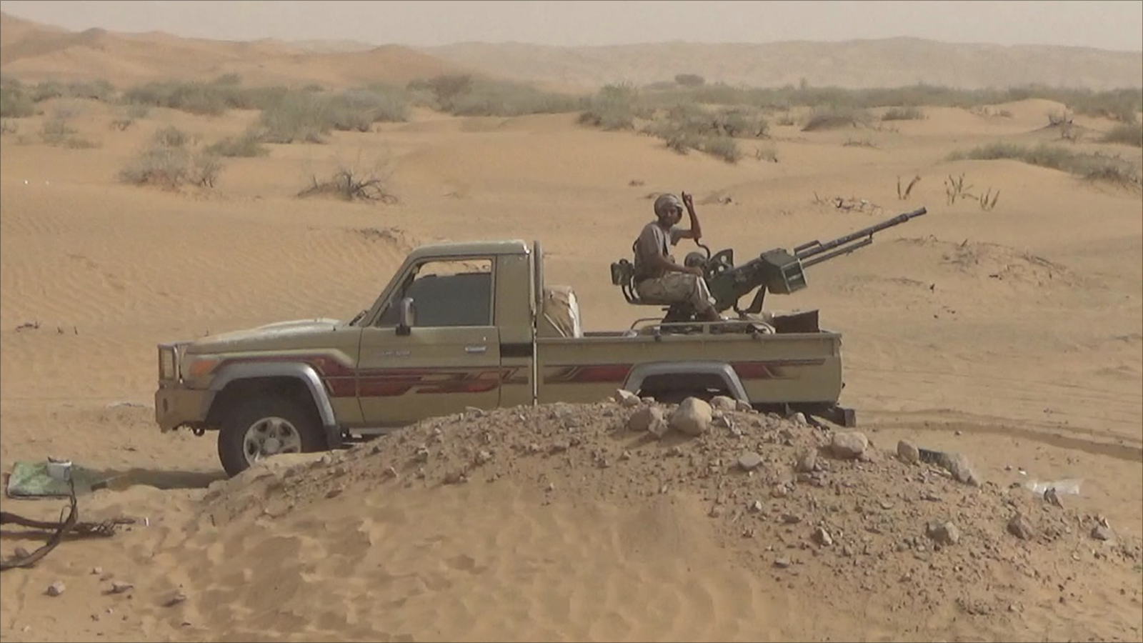 أحد جنود الجيش الوطني خلال معارك في مديرية حريب شرق مأرب (الجزيرة)