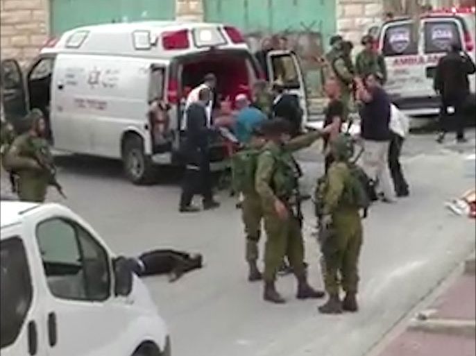 جندي إسرائيلي يطلق النار على فلسطيني بالخليل