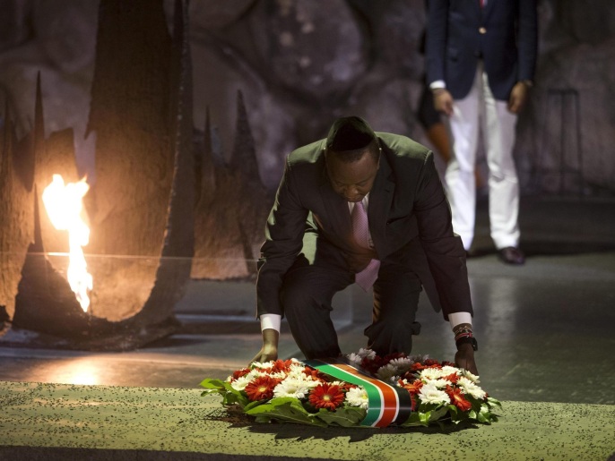 ‪الرئيس الكيني يضع إكليلا من الزهور خلال تكريم لضحايا الهلوكوست في القدس 23 فبراير/شباط الماضي‬ الرئيس الكيني يضع إكليلا من الزهور خلال تكريم لضحايا الهلوكوست في القدس 23 فبراير/شباط الماضي (الأوروبية)