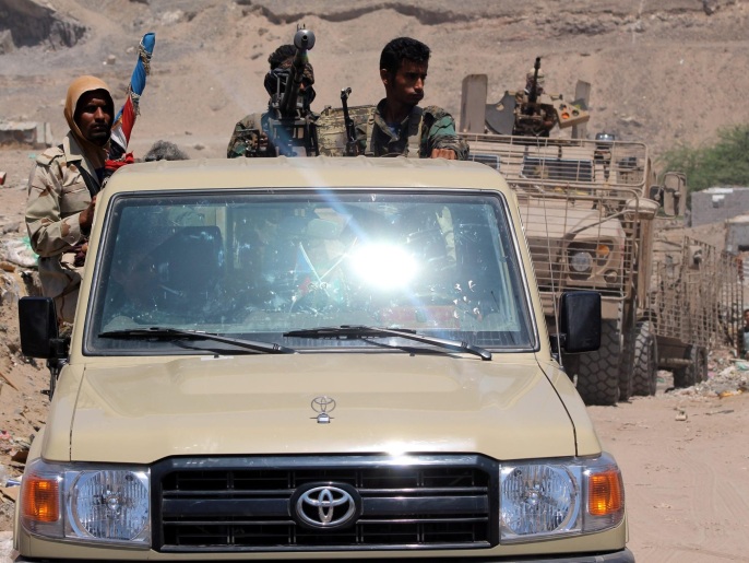 قوات يمنية خلال عملية البحث عن حطام الطائرة الإماراتية التي تحطمت في عدن (الأوروبية)