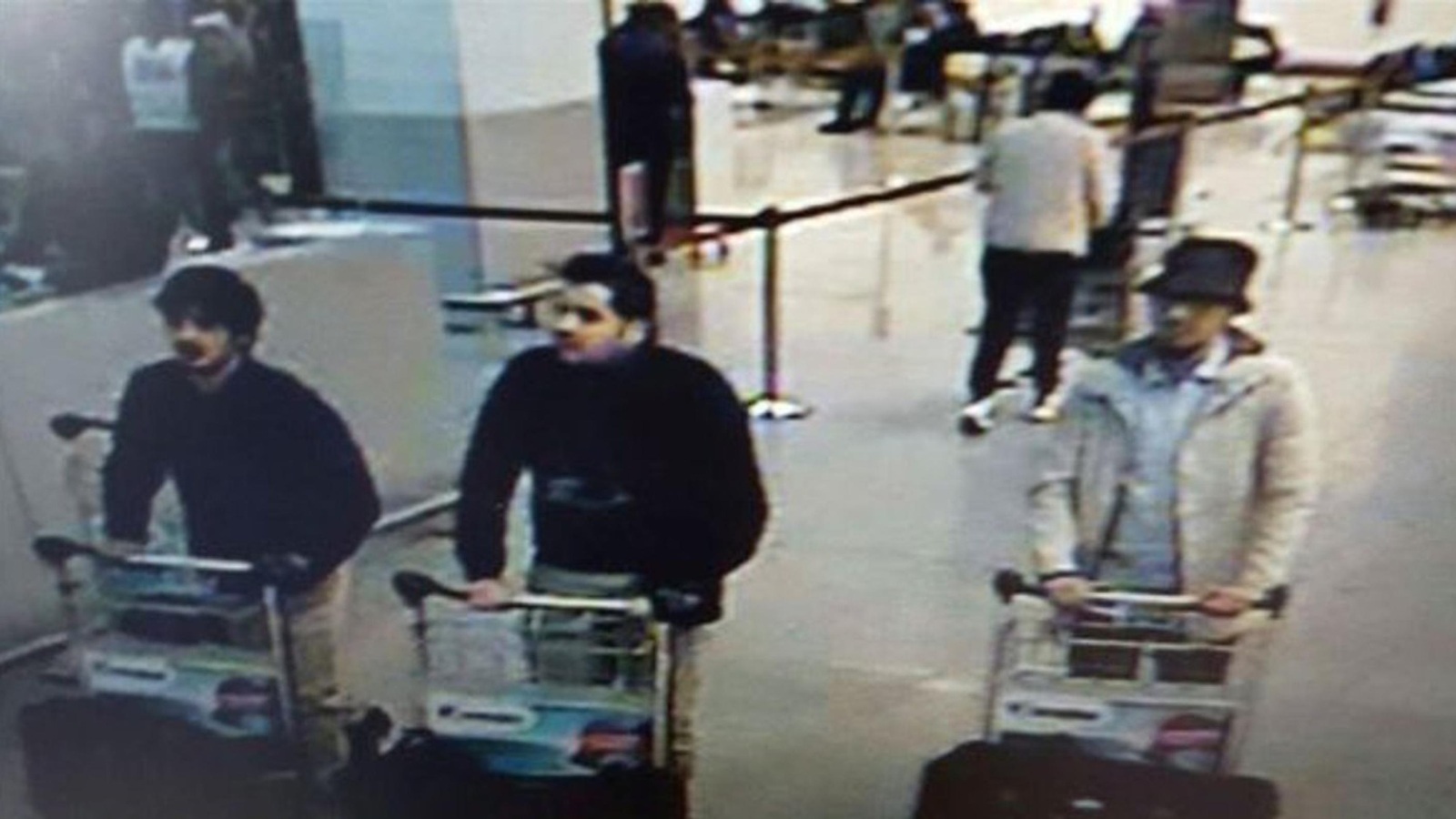 ‪المشتبه فيه الثالث أو صاحب القبعة كما ظهر في صورة نشرتها الشرطة البلجيكية مع منفذي تفجيري المطار‬ (رويترز)