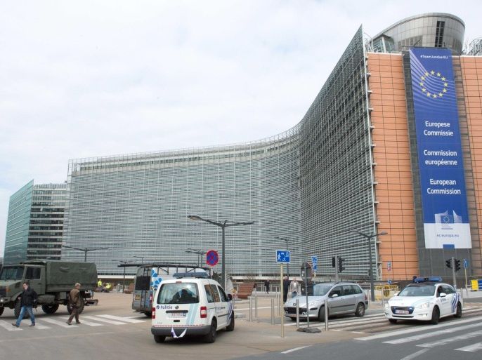 Begian soldiers and police guard the Berlaymont, the European Commission headquarters in Brussels, Belgium, 22 March 2016. Belgium is on high alert following the explosions in the departure hall of Zaventem Airport and on the metro system in Brussels, Belgium, where dozens of people have died or been injured.