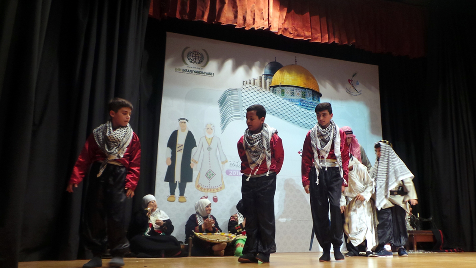 الأطفال أكدوا خلال الحفل تمسكهم بحق العودة إلى فلسطين (الأناضول)