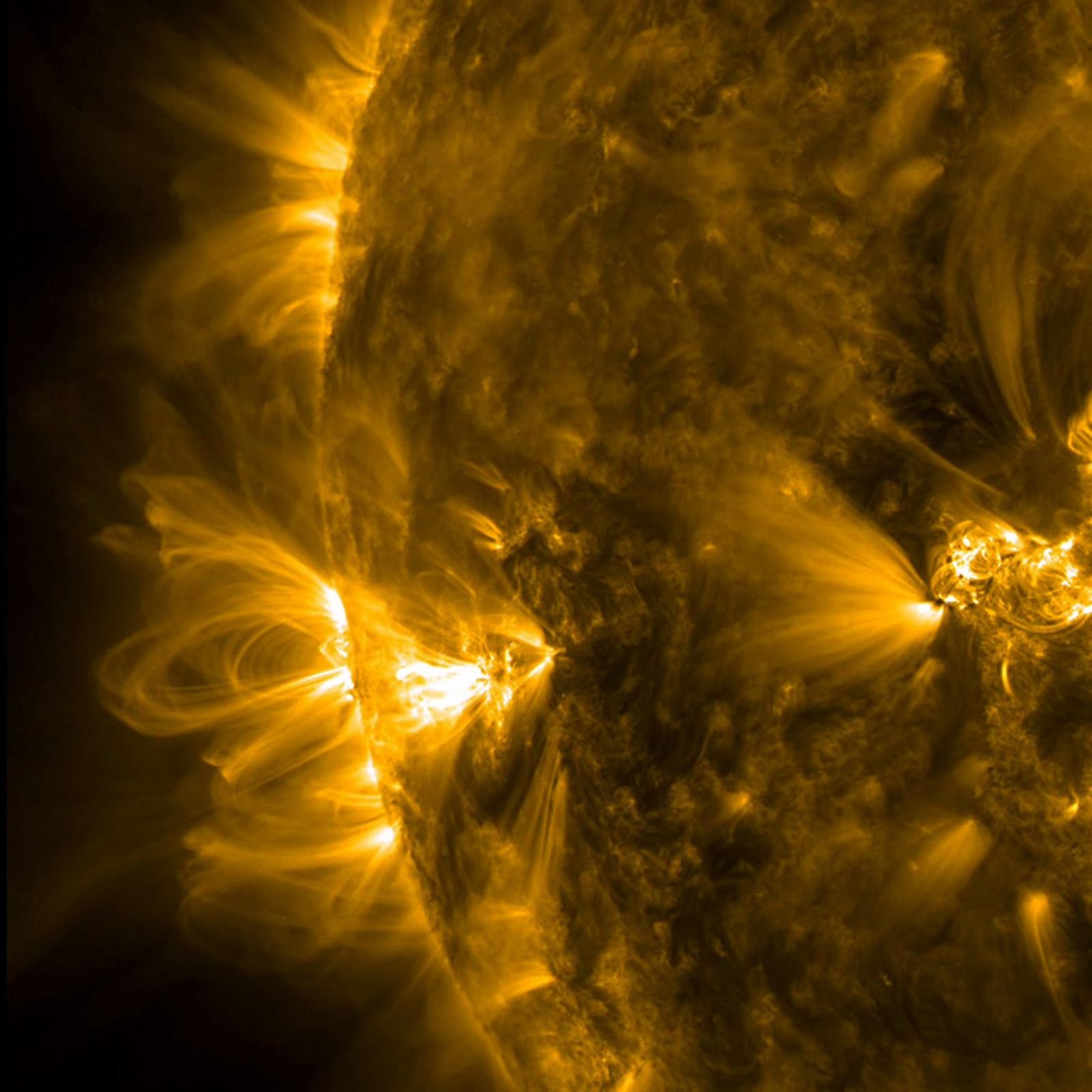 أكاليل الشمس كما تظهر في صورة لوكالة ناسا التقطت بمرصاد الأشعة فوق البنفسجية الفائقة (رويترز)