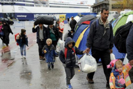مهاجرون ولاجئون في ميناء بيرايوس - اليونان