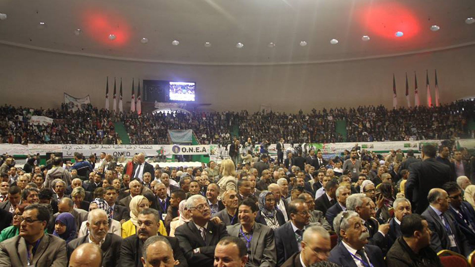 ‪تجمع للموالاة دعما للرئيس والجيش في القاعة البيضاوية بالعاصمة الجزائرية‬ (الجزيرة)