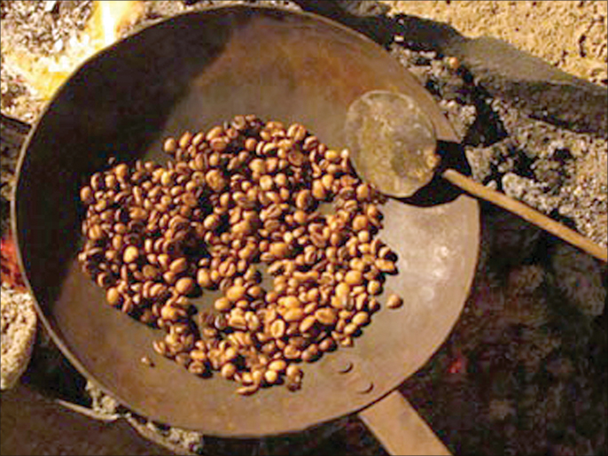 آلة المحماس التقليدية تستخدم في تحميص القهوة (الجزيرة نت)