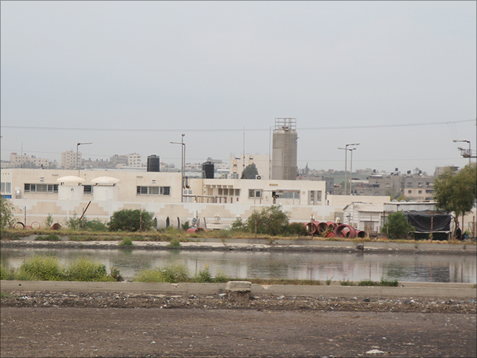 ‪بلدية غزة اضطرت لإنشاء أحواض عشوائية لمياه الصرف الصحي‬ (الجزيرة)