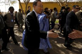 U.N. Secretary General Ban Ki-moon (C) shakes hands with government members on his arrival at the Sahrawi Arab Democratic Republic presidential palace in Tindouf southern Algeria March 5, 2016. REUTERS/Zohra Bensemra
