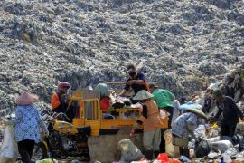 Indonesian workers collecting plastic on the garbage dump at Pasir Putih landfill in Citayam, West Java, Indonesia, 04 August 2015. Indonesia's economy grew at the slowest pace in five years during the first quarter of 2015, the Central Bureau of Statistics said.