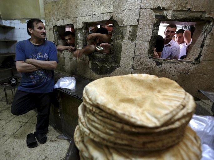 Residents buy bread from a government bakery in al-Mazzeh neighbourhood in Damascus May 30, 2015. REUTERS/Omar Sanadiki TPX IMAGES OF THE DAY