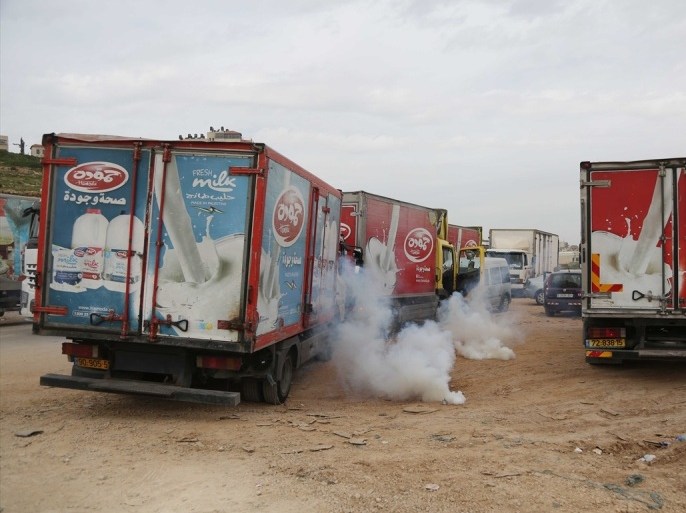 قوة إسرائيلية أطلقت الغاز المدمع لتفريق الوقفة الاحتجاجية للشركات الفلسطينية التي منعت منتجاتها من دخول القدس