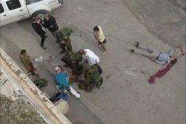 اللحظات الأولى بعد إطلاق قوات الاحتلال النار على شابين في تل رميدة بالخليل بزعم طعنهما جنديا وإصابته بجراح.