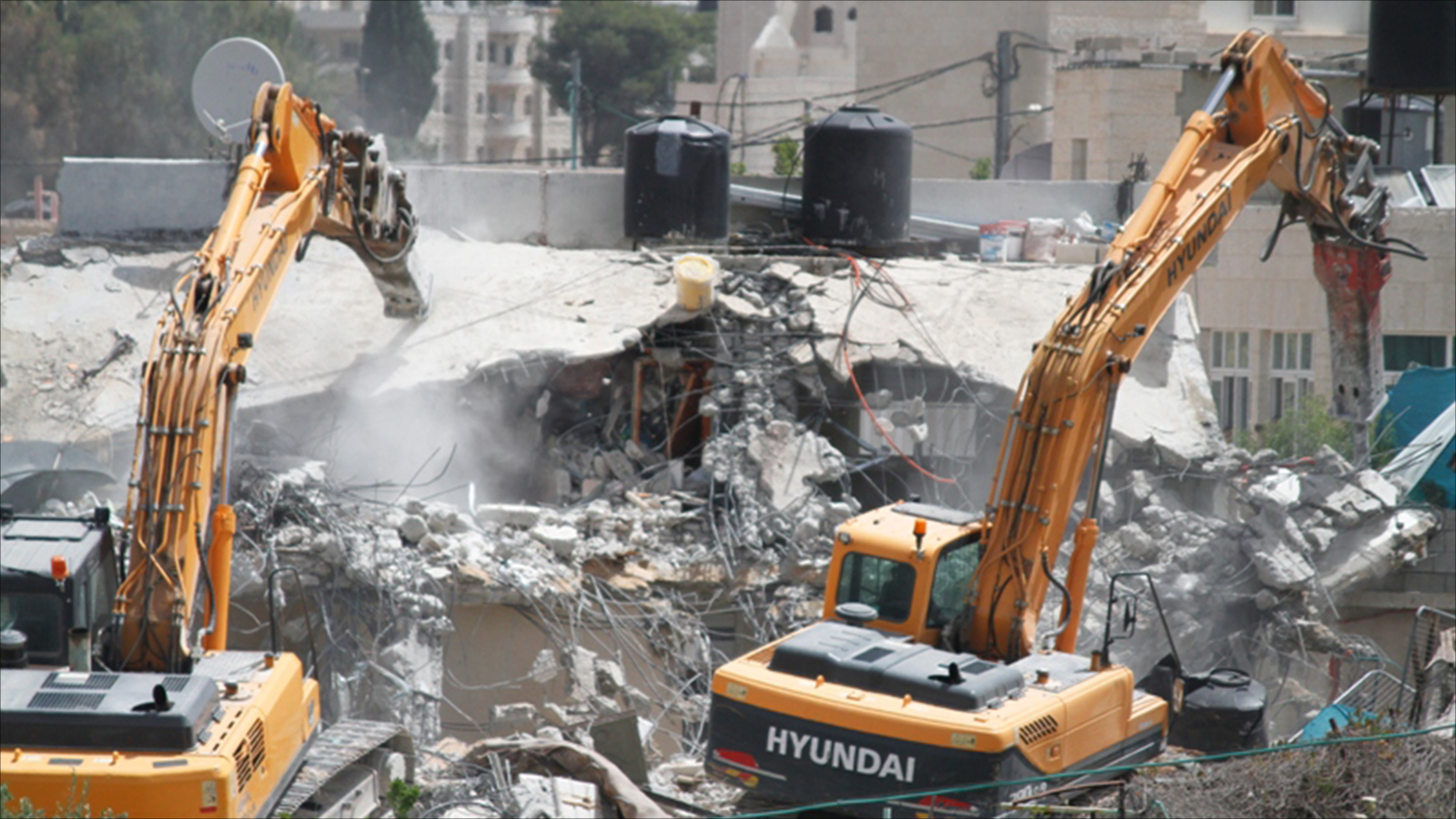 ‪آليات الاحتلال خلال هدمها منزلين في القدس بحجة البناء دون ترخيص‬ (الجزيرة-أرشيف)