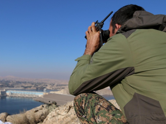 ‪مقاتل كردي يراقب الأوضاع بجنوب عين العرب‬ مقاتل كردي يراقب الأوضاع بجنوب عين العرب (رويترز)