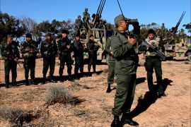 قوات من الجيش التونسي تحرس الحدود البرية/راس جدير/بن قردان/جنوب تونس/ديسمبر/كانون الثاني 2015