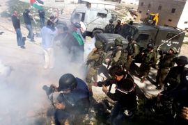 أصيب عشرات الفلسطينيين، اليوم الجمعة، بحالات اختناق بالغاز، خلال تفريق الجيش الإسرائيلي، مسيرات في مناطق متفرقة بالضفة الغربية. وفي مواجهات، أخرى، اندلعت اليوم، عند مدخل شارع الشهداء، وسط الخليل، جنوبي الضفة الغربية، أصيب عشرات الفلسطينيين، بحالات اختناق بالغاز، فيما جرى اعتقال شخصين، أحدهما مصور صحفي، لم يعرف على الفور الجهة التي يعمل لديها