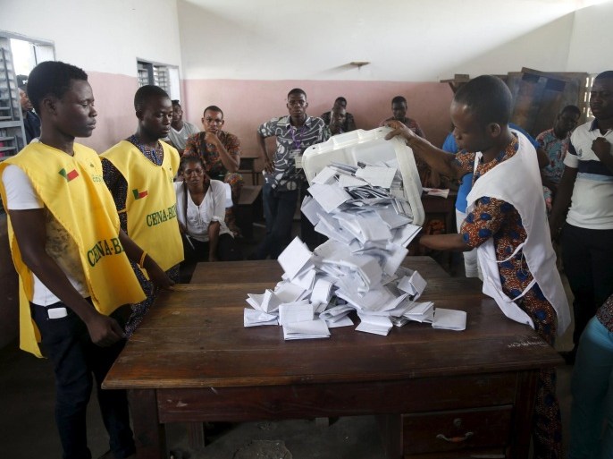 An electoral officer empties a box of ballot slips after polling stations closed for the presidential election in Cotonou, Benin March 6, 2016. REUTERS/Akintunde Akinleye