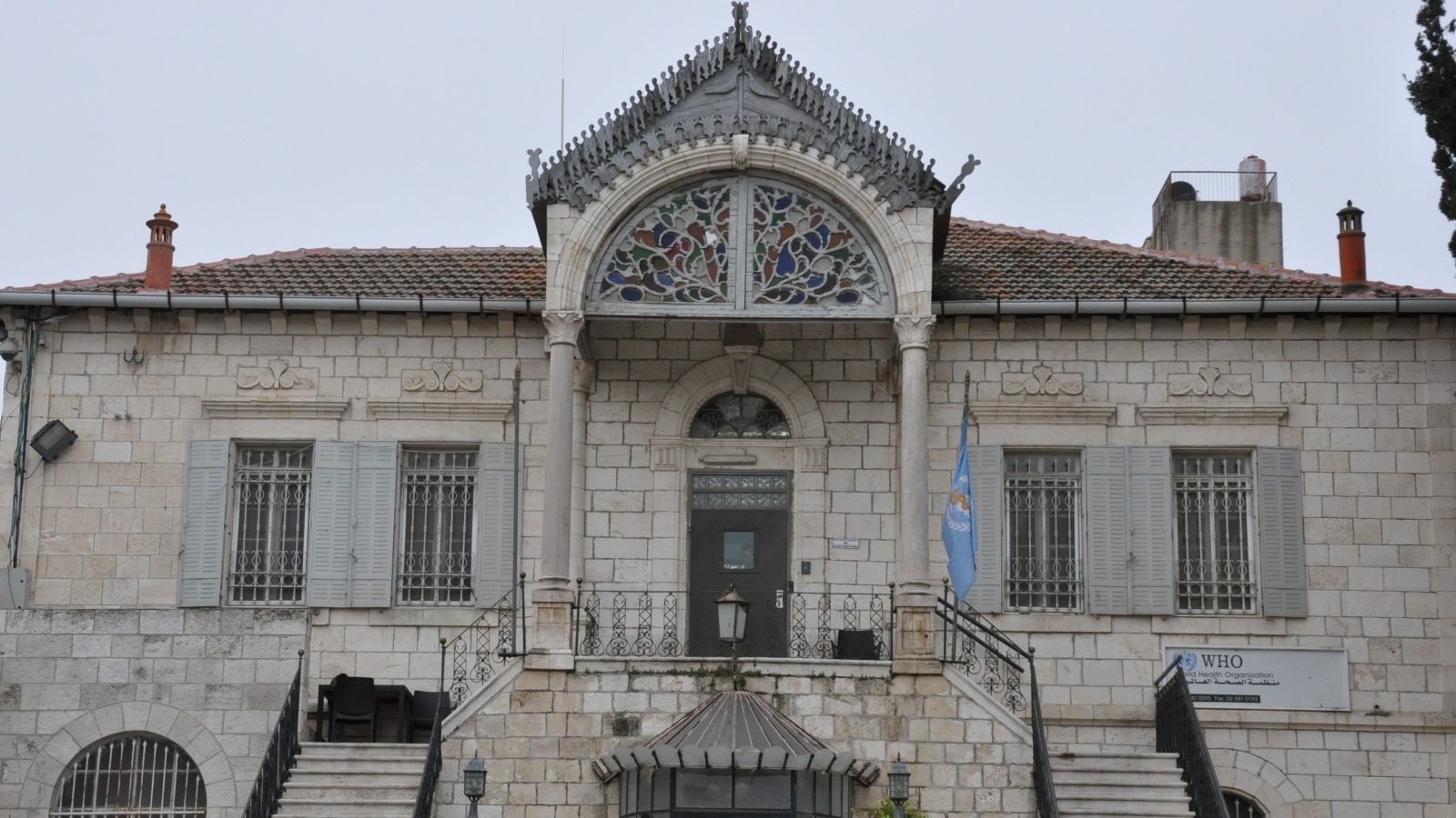 الاحتلال أغلق بيت الشرق عام 2001 وجدد إغلاقه لستة أشهر (الجزيرة)