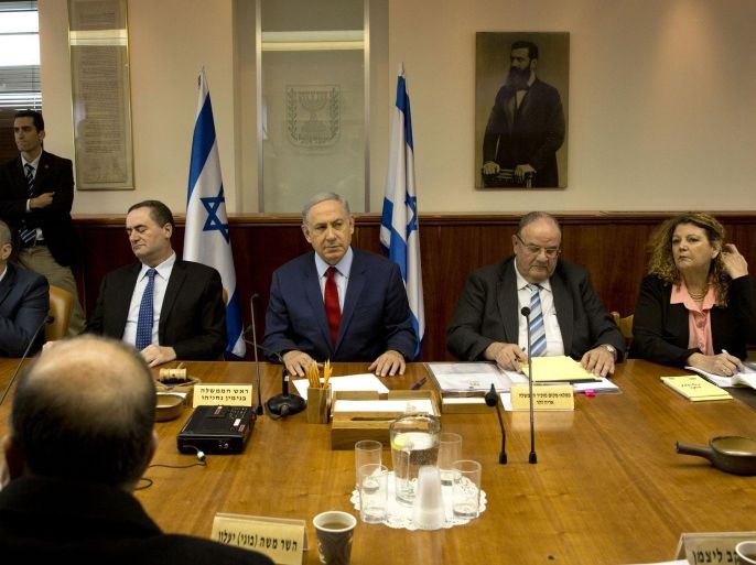 Israeli Prime Minister Benjamin Netanyahu, center, attends the weekly cabinet meeting in his Jerusalem office, Sunday, March 20, 2016. (AP Photo/Sebastian Scheiner, Pool)