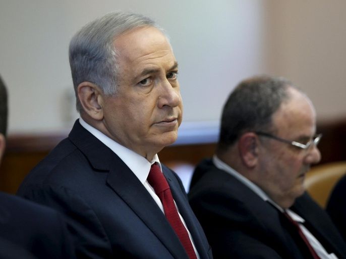 Israeli Prime Minister Benjamin Netanyahu (C) attends the weekly cabinet meeting in Jerusalem February 28, 2016. REUTERS/Ronen Zvulun