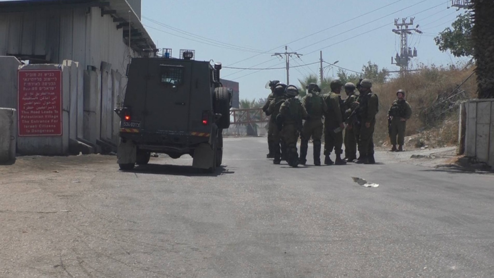 ‪قوات من الجيش الإسرائيلي تغلق بلدة بيت آمر شمال الخليل‬ (الجزيرة)