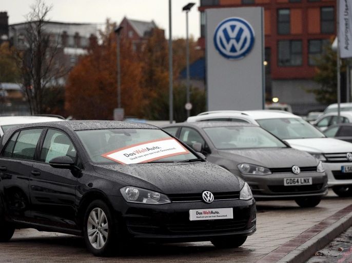 Volkswagen cars are parked outside a VW dealership in London, Britain November 5, 2015. Sales of Volkswagen-branded cars in Britain tumbled 20 percent in November in the wake of the diesel emissions rigging scandal, industry figures showed on Friday, but strong rises for other brands helped the market to return to growth. REUTERS/Suzanne Plunkett