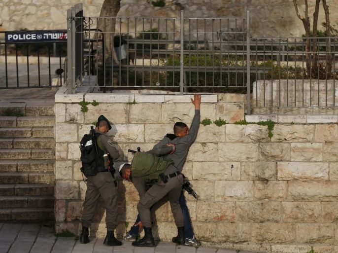 Israeli border policemen perform a security search on a Palestinian youth at Damascus Gate in Jerusalem's Old City, March 9, 2016. REUTERS/Ammar Awad
