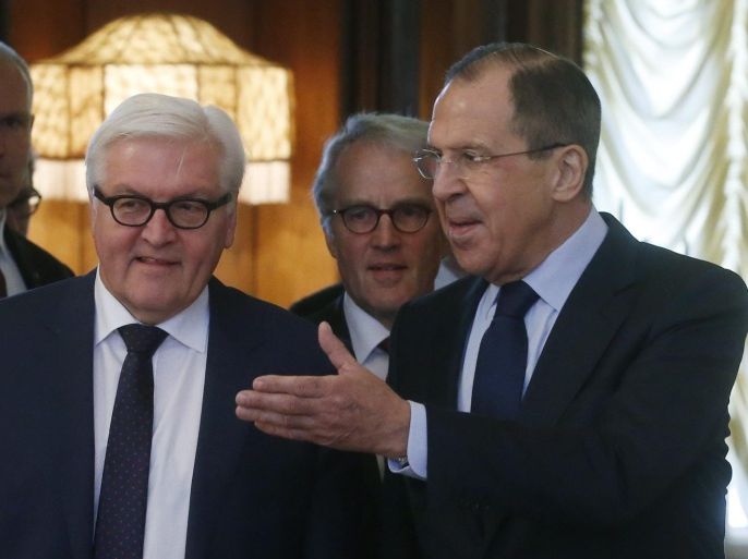 Russian Foreign Minister Sergei Lavrov (R) welcomes German Foreign Minister Frank-Walter Steimeier (L) as they arrive for their talks in Moscow, Russia, 23 March 2016.