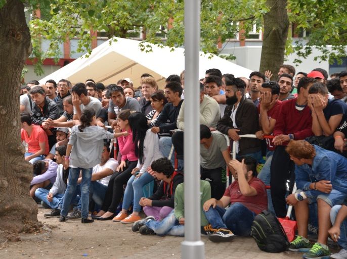 لاجئون بإنتظار التسجيل في مركز لاغيزو لتسجيل اللاجئين بالعاصمة الألمانية برلين