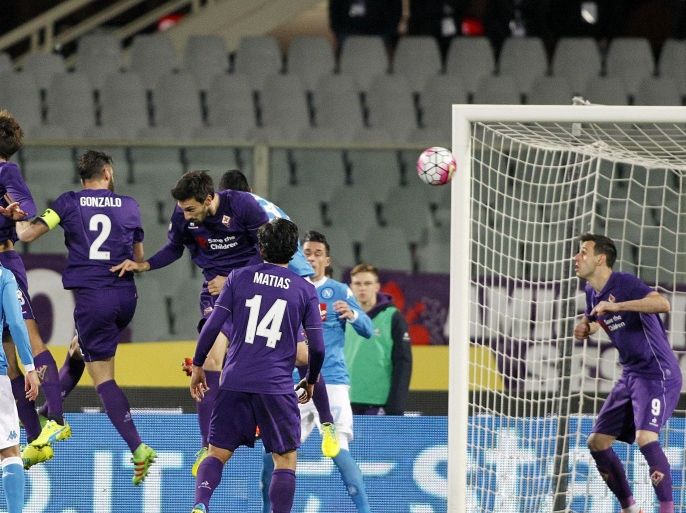 Fiorentina's Marcos Alonso Mendoza, top left, scores during a Serie A soccer match between Fiorentina and Napoli at the Artemio Franchi stadium in Florence, Italy, Monday, Feb. 29, 2016. (AP Photo/Fabrizio Giovannozzi)