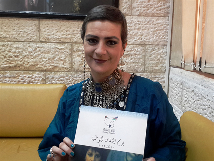 ريم بنا قالت إنها فقدت مصدر معيشتها لكنها مستمرة في العمل لأجل الثقافة الفلسطينية (الجزيرة نت)